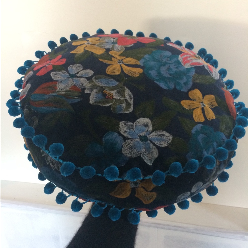 Round throw pillow - Picture 5 of 8